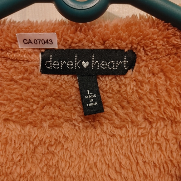 Ladies Derek Heart Sized Large Fake Fur Long Sleeved Pull Over Sweater - Picture 2 of 3